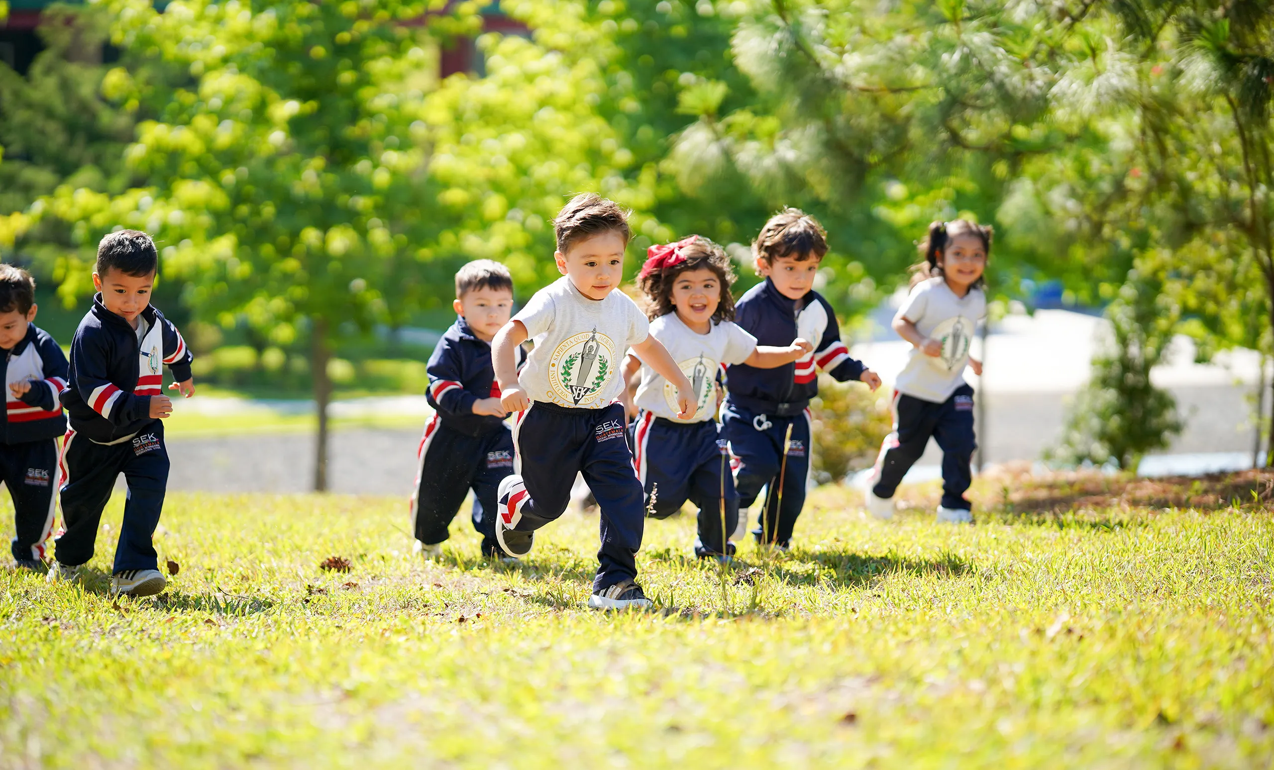 Educacion-Cercana-Innovadora-y-Personalizada-v3_11zon